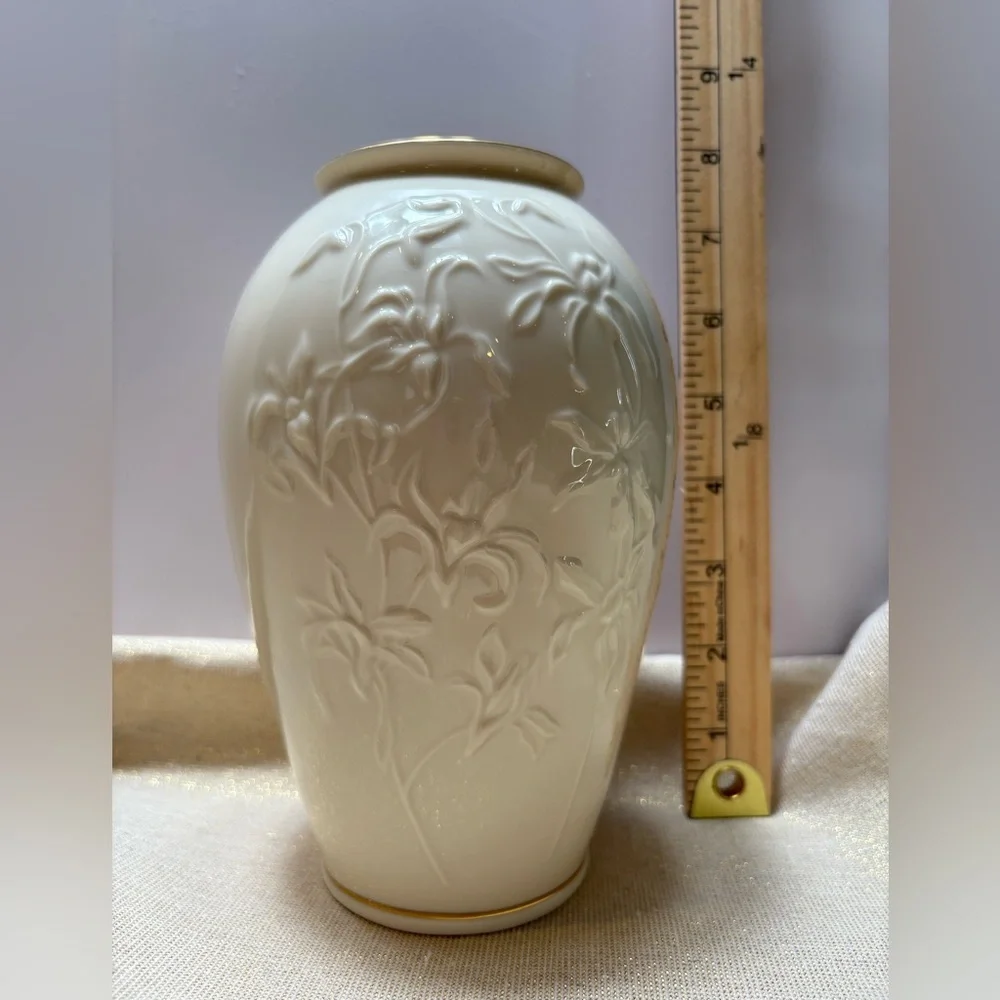 Lenox Masterpiece Small Vase Hand-Decorated w/ 24 Karat Gold Trim
